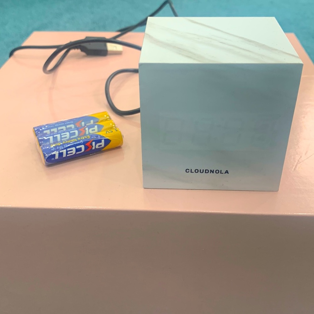 CLOUDNOLA Cube Clock